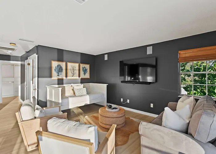 Walks On The Shores Private Front Access Holiday home